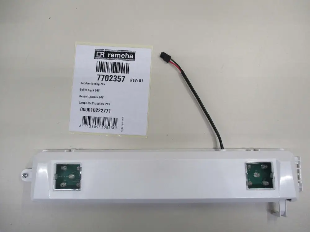 Remeha Kessellicht mit zwei LED-Platten in einem weißen Gehäuse. Anschlusskabel für 24V. Etikett mit Artikelnummer 7702357.